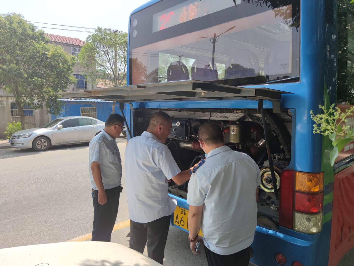 公交集團(tuán)公交事業(yè)一部上路上線開展安全檢查